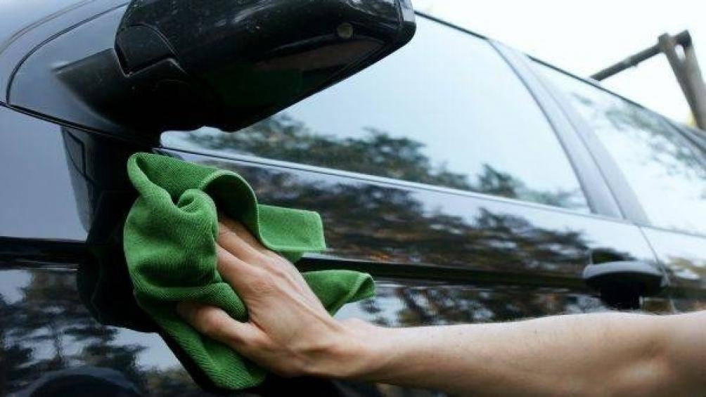 Dùng khăn khô cứng để lau xe