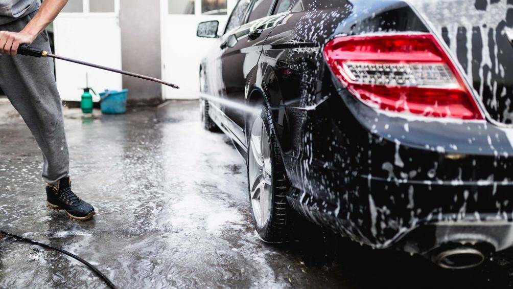 Tránh dùng vòi phun mạnh để rửa xe